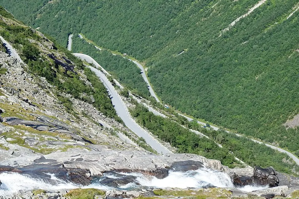 Stimmungsvolle Reiseansicht aus Norwegische Fjorde für Busreise Norwegische Fjorde für Senioren – Reiseguide