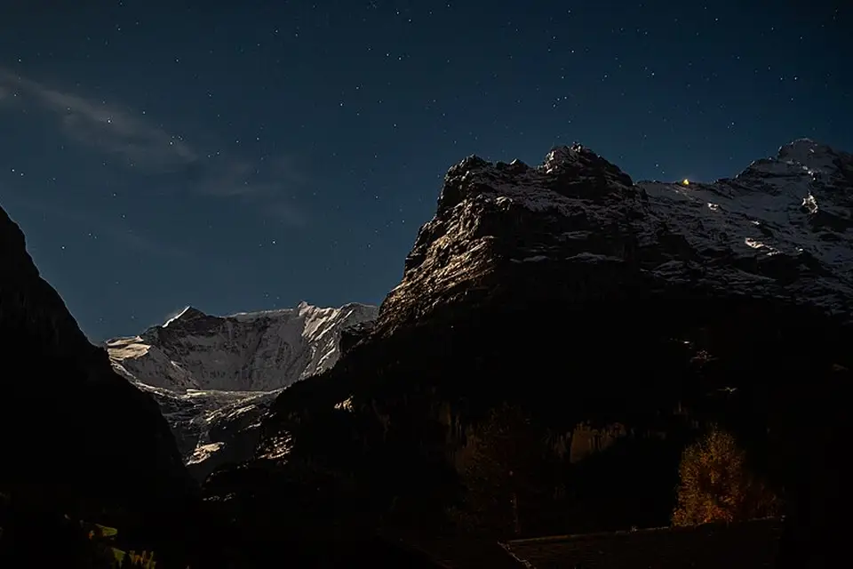 Stimmungsvolle Reiseansicht aus Berner Oberland für Busreise Berner Oberland mit Haustürabholung – Reiseguide