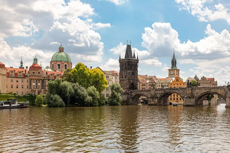 Stimmungsvolle Reiseansicht aus Prag für Busreise Prag mit Schifffahrt – Route & Leistungen