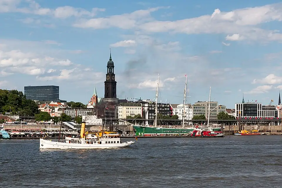Authentischer Reisemoment in Hamburg – passend zu Panoramareise Hamburg mit dem Bus – Route & Leistungen