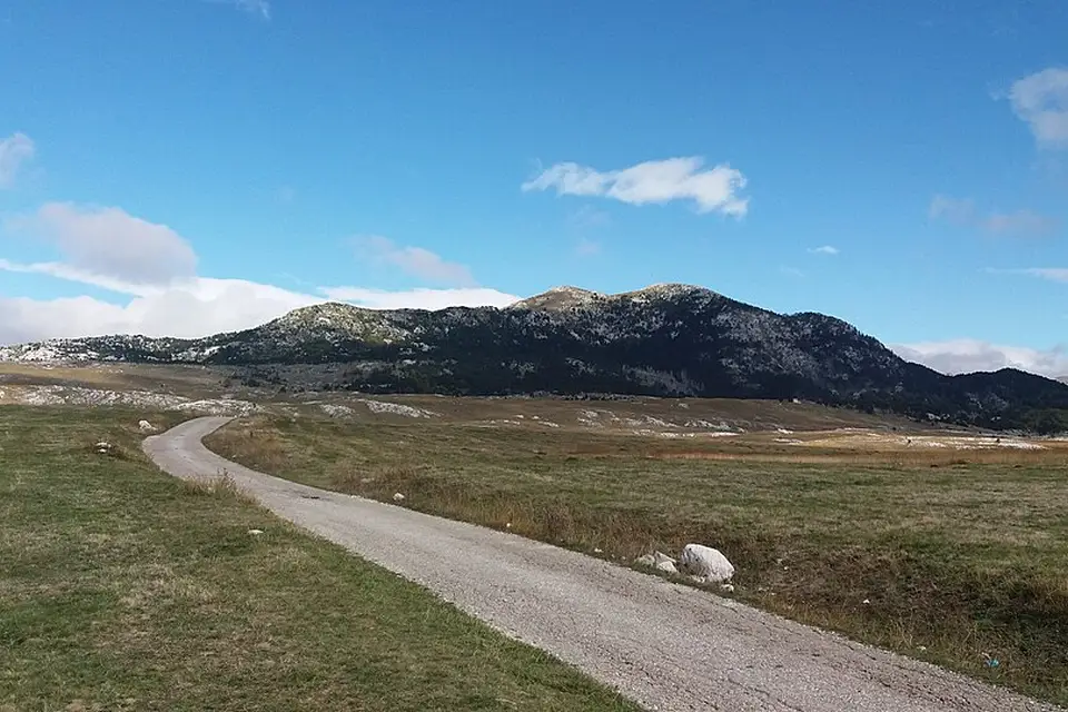 Stimmungsvolle Reiseansicht aus Montenegro für Busreise Montenegro im Frühling – Reisecheck