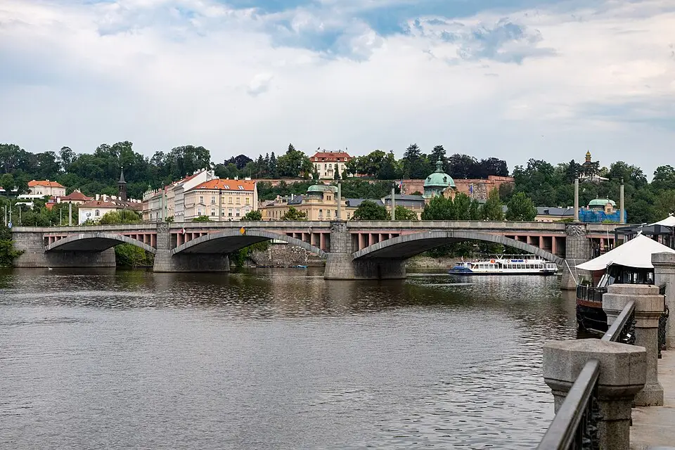 Authentischer Reisemoment in Prag – passend zu Barrierearme Busreise Prag – ehrlich eingeordnet