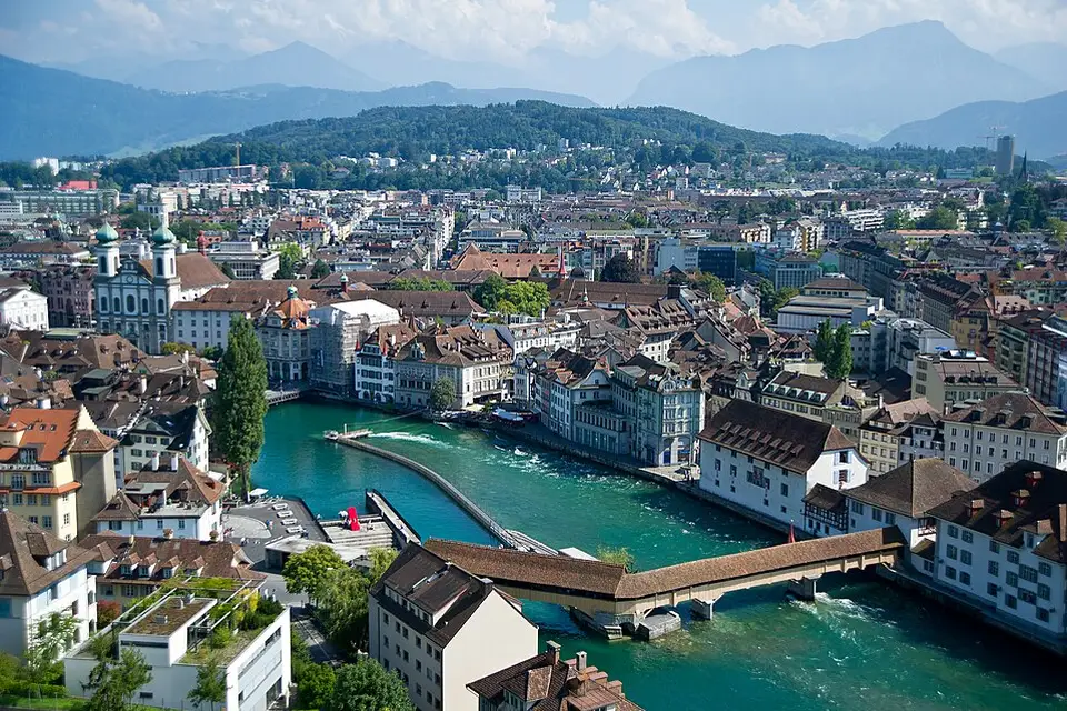 Stimmungsvolle Reiseansicht aus Vierwaldstättersee für Vereinsreise Vierwaldstättersee mit dem Bus – Tipps zur Auswahl