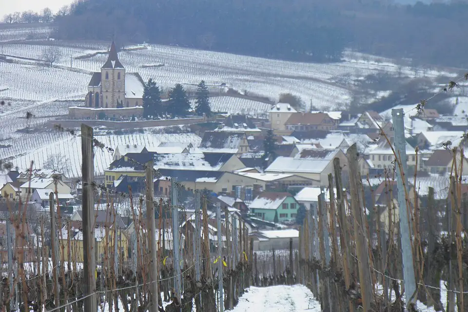 Stimmungsvolle Reiseansicht aus Elsass für Busreise Elsass im Winter – Route & Leistungen