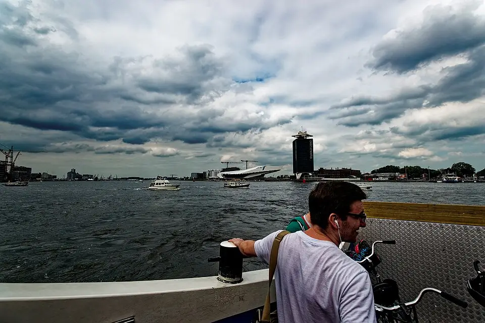 Authentischer Reisemoment in Amsterdam – passend zu Busreise Amsterdam ab Stuttgart – Tipps zur Auswahl