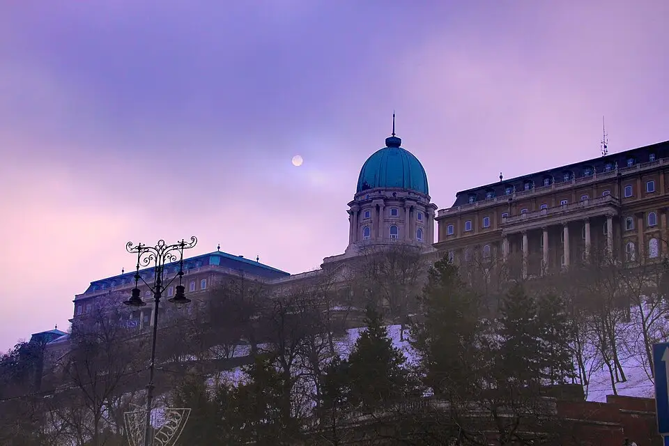 Stimmungsvolle Reiseansicht aus Budapest für Vereinsreise Budapest mit dem Bus – Tipps zur Auswahl