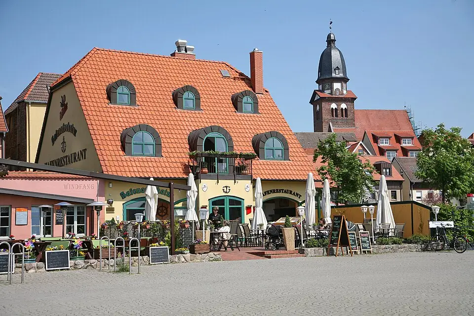 Stimmungsvolle Reiseansicht aus Mecklenburgischen Seenplatte für Mecklenburgische Seenplatte – Busreise mit leichtem Programm