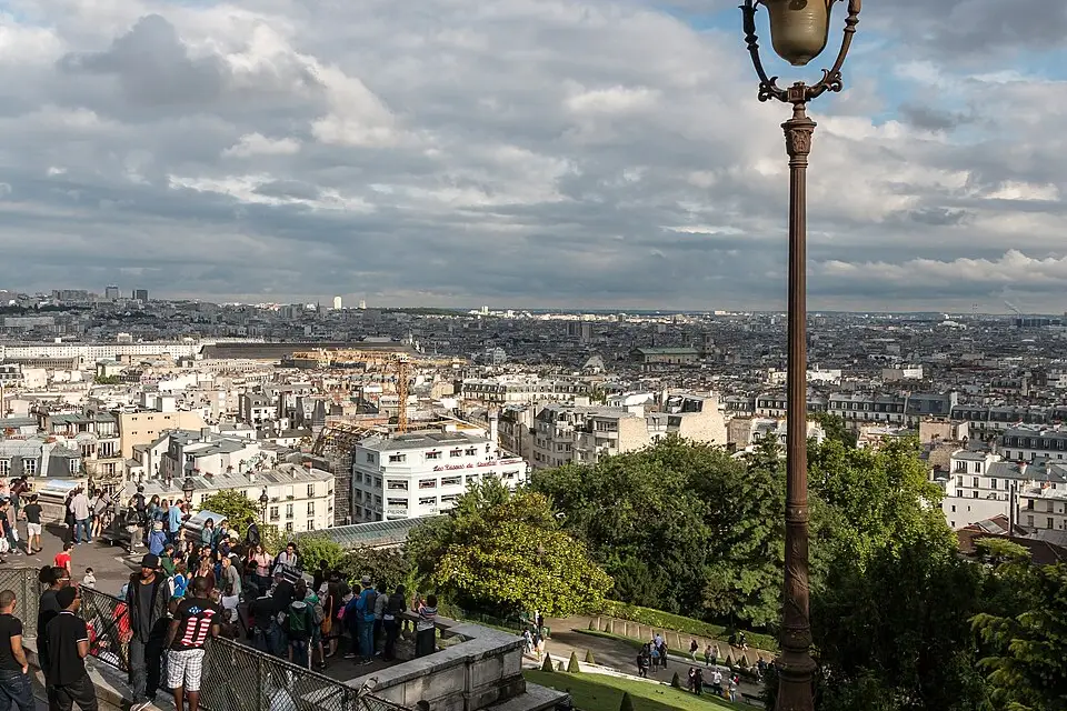 Authentischer Reisemoment in Paris – passend zu Busreise Paris im Herbst – Route & Leistungen