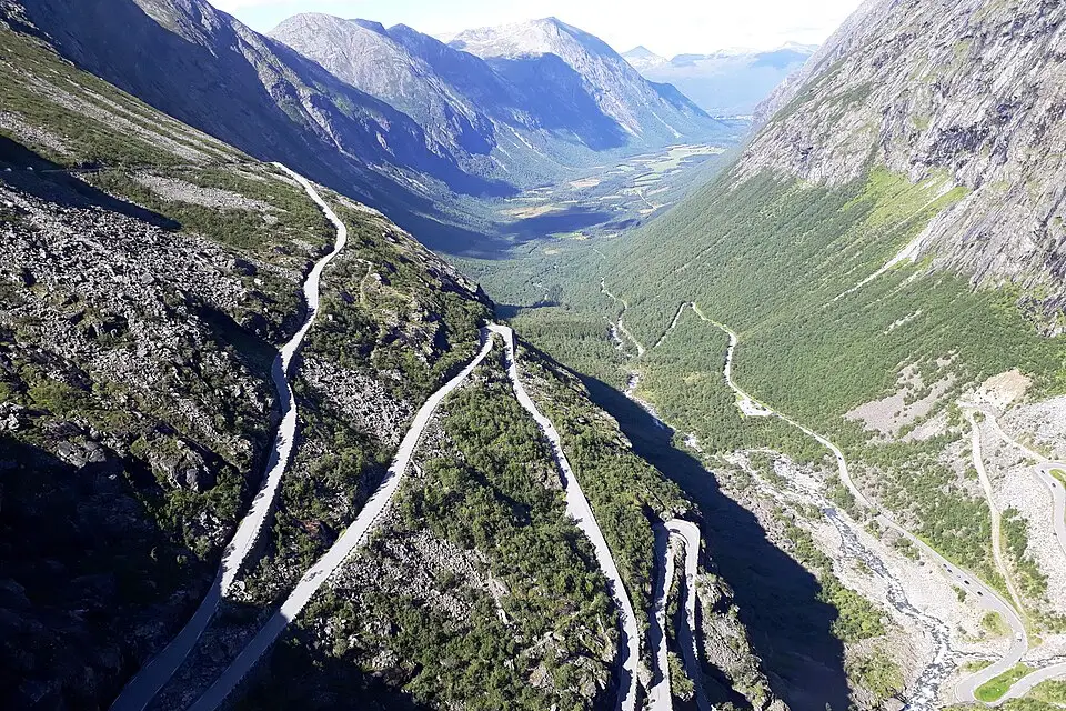 Authentischer Reisemoment in Norwegische Fjorde – passend zu Norwegische Fjorde – Seniorenreise mit Abholservice