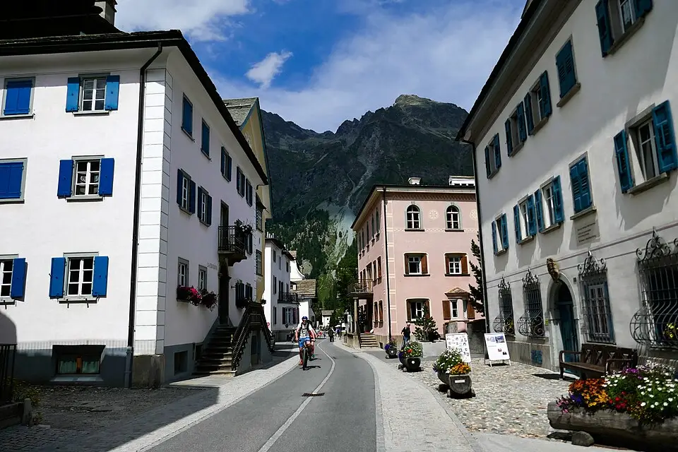 Stimmungsvolle Reiseansicht aus Engadin für Busreise Engadin ab NRW – Dauer & Komfort