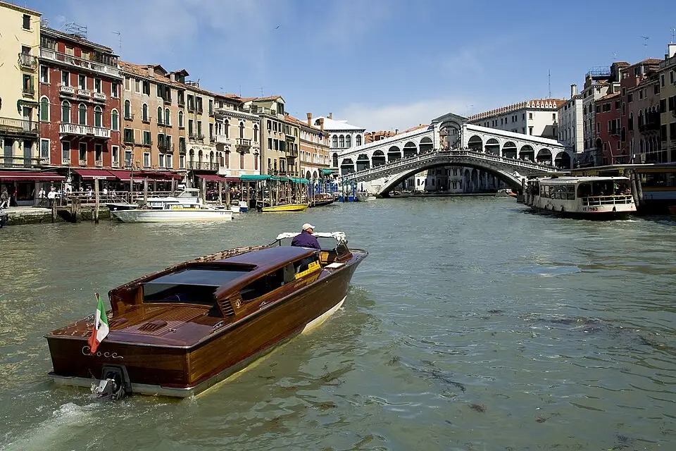 Stimmungsvolle Reiseansicht aus Venedig für Busreise Venedig mit 4-Sterne-Hotel – ehrlich eingeordnet