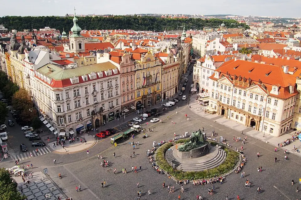 Stimmungsvolle Reiseansicht aus Prag für Busreise Prag im Winter – Route & Leistungen