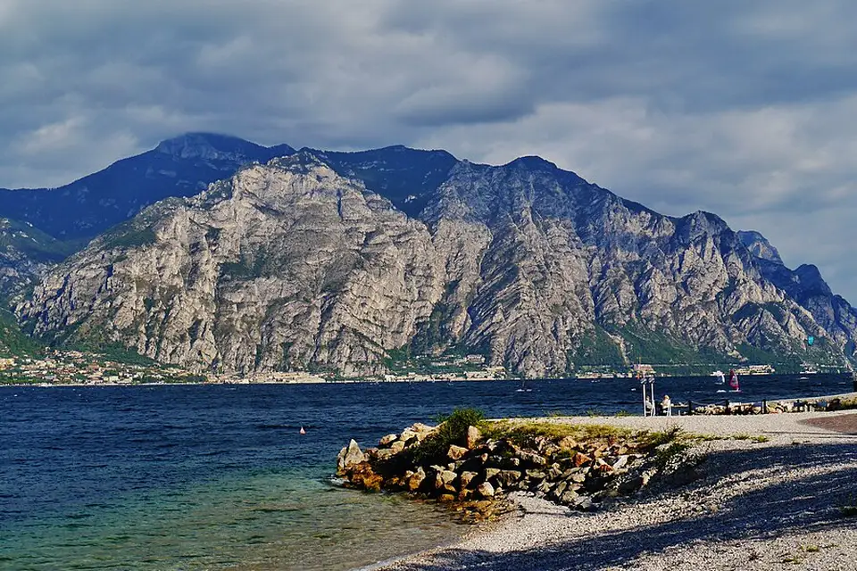 Stimmungsvolle Reiseansicht aus Gardasee für Standortreise Gardasee mit dem Bus – ehrlich eingeordnet