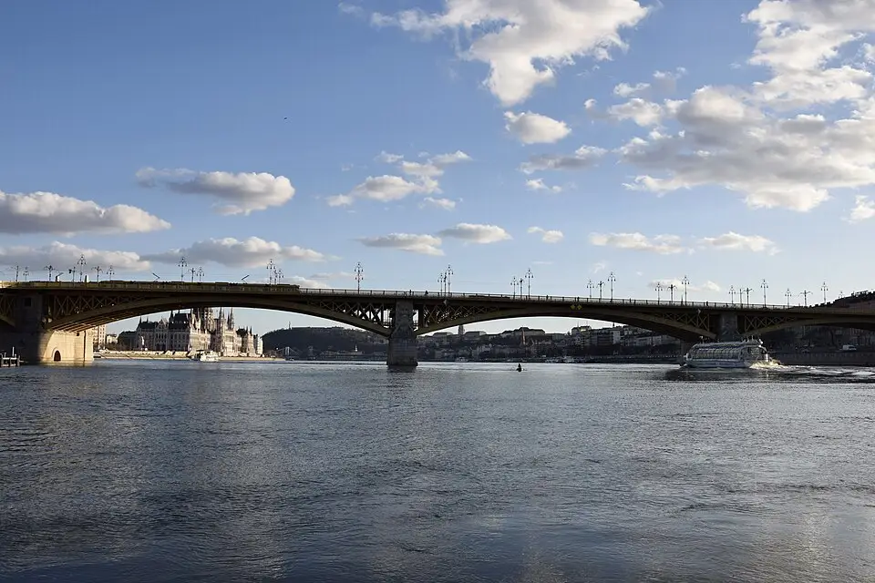 Authentischer Reisemoment in Budapest – passend zu Busreise Budapest Angebote vergleichen – Route & Leistungen