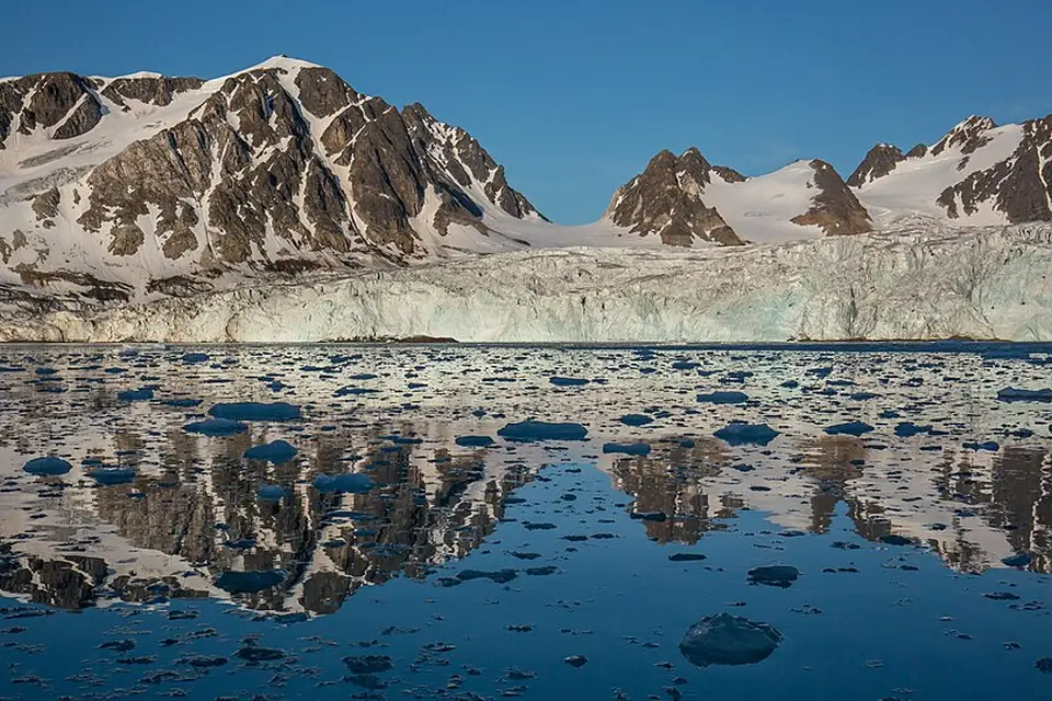 Stimmungsvolle Reiseansicht aus Norwegische Fjorde für Busreise Norwegische Fjorde mit Halbpension – Reiseguide