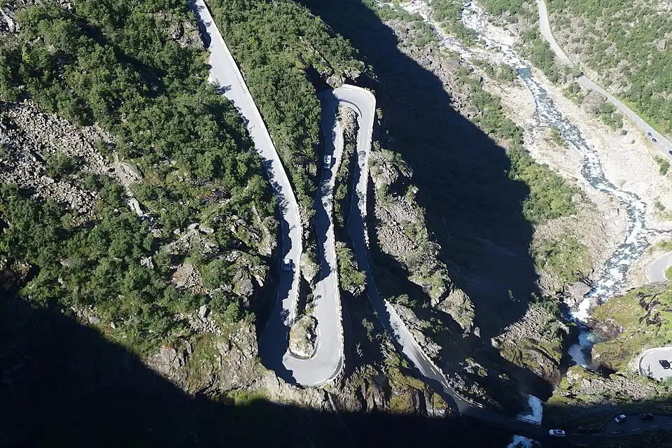 Stimmungsvolle Reiseansicht aus Norwegische Fjorde für Norwegische Fjorde – Seniorenreise mit Abholservice