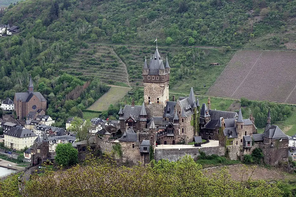 Stimmungsvolle Reiseansicht aus Mosel für Günstige Busreise Mosel – Tipps zur Auswahl