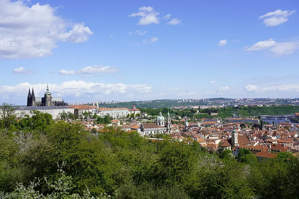 Stimmungsvolle Reiseansicht aus Prag für Busreise Prag mit Panoramabahn – Dauer & Komfort