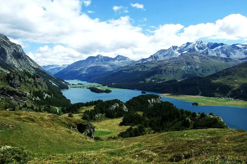 Stimmungsvolle Reiseansicht aus Engadin für Rundreise Engadin mit dem Bus – Reiseguide