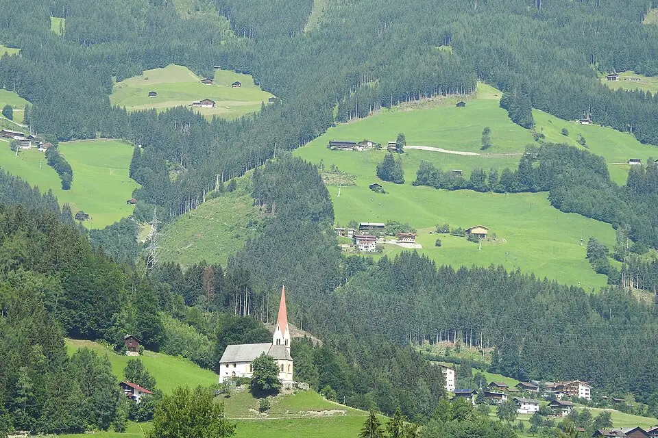 Stimmungsvolle Reiseansicht aus Zillertal für Busreise Zillertal für Alleinreisende – Reisecheck
