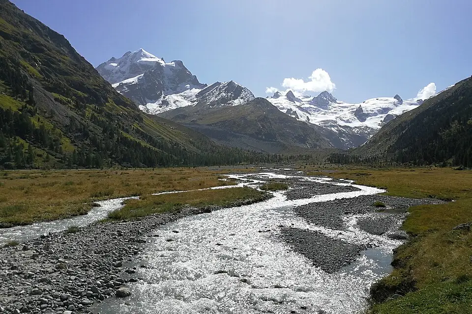 Stimmungsvolle Reiseansicht aus Engadin für Busreise Engadin im Sommer – Reisecheck
