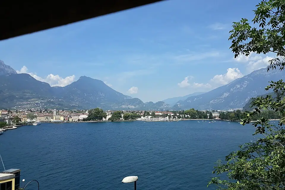 Stimmungsvolle Reiseansicht aus Gardasee für Kurzreise Gardasee mit dem Bus – Dauer & Komfort