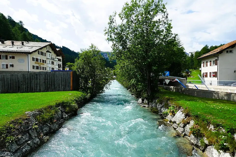 Authentischer Reisemoment in Engadin – passend zu Busreise Engadin ab NRW – Dauer & Komfort