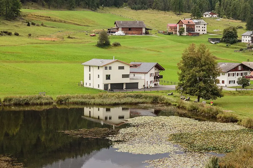 Stimmungsvolle Reiseansicht aus Engadin für Busreise Engadin im Herbst – Tipps zur Auswahl