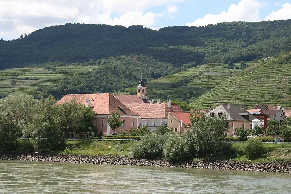 Stimmungsvolle Reiseansicht aus Wachau für Rundreise Wachau mit dem Bus – Tipps zur Auswahl