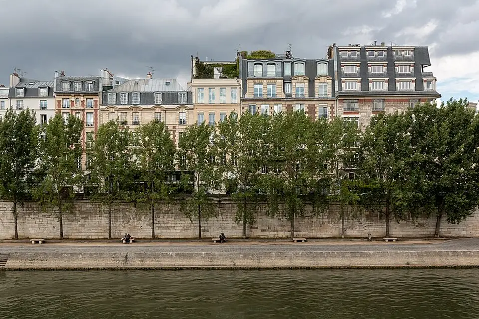 Authentischer Reisemoment in Paris – passend zu Busreise Paris ohne Nachtfahrt – Dauer & Komfort
