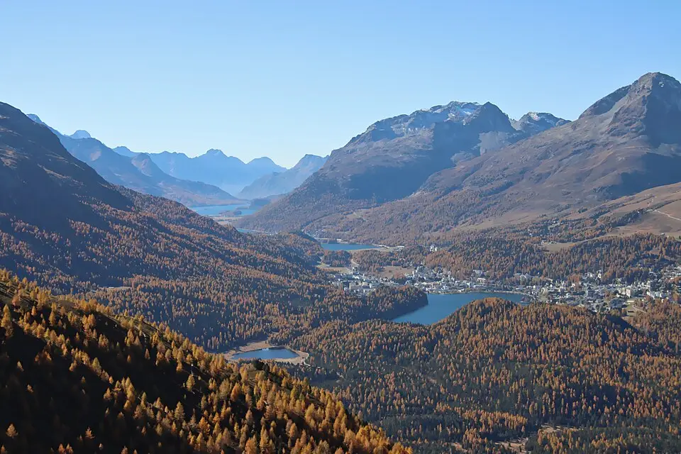 Landschaft und Sehenswürdigkeiten in Engadin für Kurzreise Engadin mit dem Bus – Tipps zur Auswahl