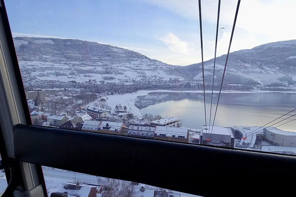 Stimmungsvolle Reiseansicht aus Norwegische Fjorde für Busreise Norwegische Fjorde im Sommer – Reisecheck