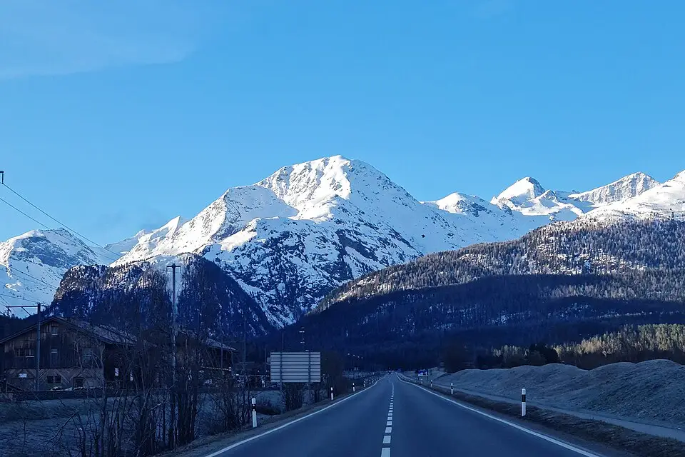 Stimmungsvolle Reiseansicht aus Engadin für Naturreise Engadin mit dem Bus – ehrlich eingeordnet