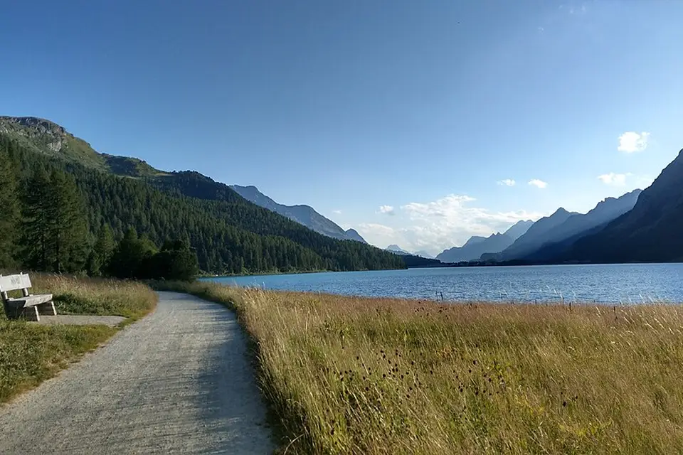 Landschaft und Sehenswürdigkeiten in Engadin für Singlereise Engadin mit dem Bus – Reiseguide