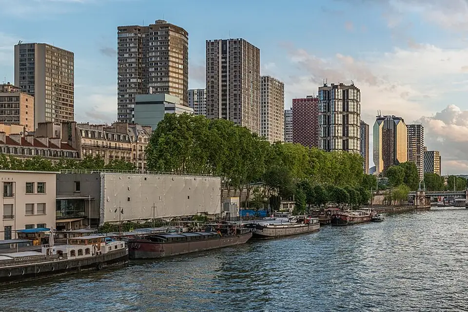 Stimmungsvolle Reiseansicht aus Paris für Busreise Paris mit Haustürabholung – Dauer & Komfort